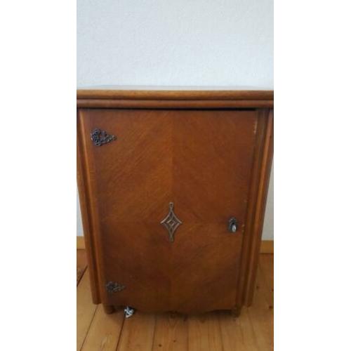 Oude naaimachine kast