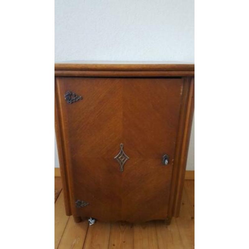 Oude naaimachine kast