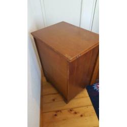 Oude naaimachine kast