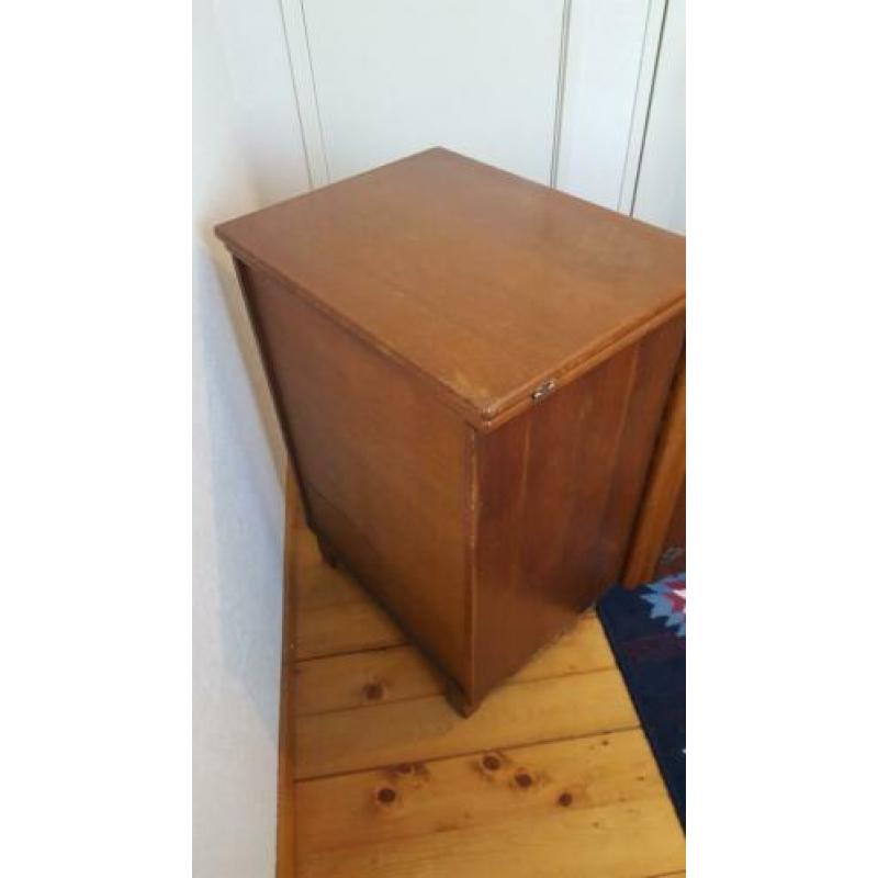 Oude naaimachine kast