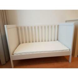 Ledikant wit Sundvik Ikea incl. matras