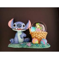 Stitch met glazen bol en paaseieren