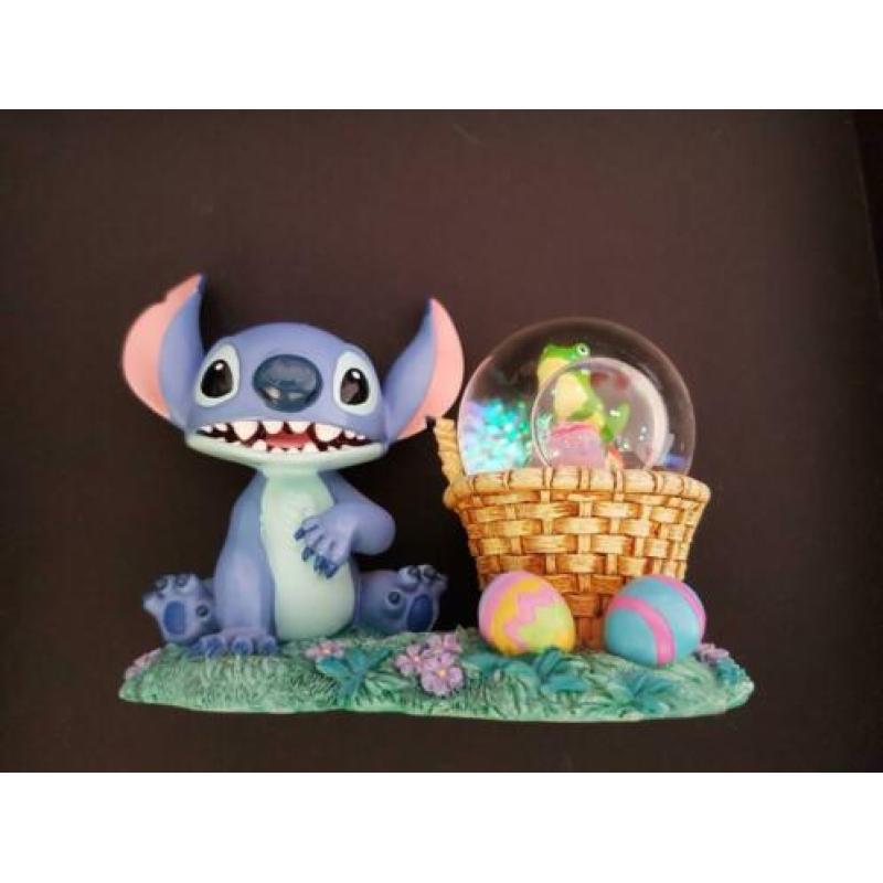 Stitch met glazen bol en paaseieren