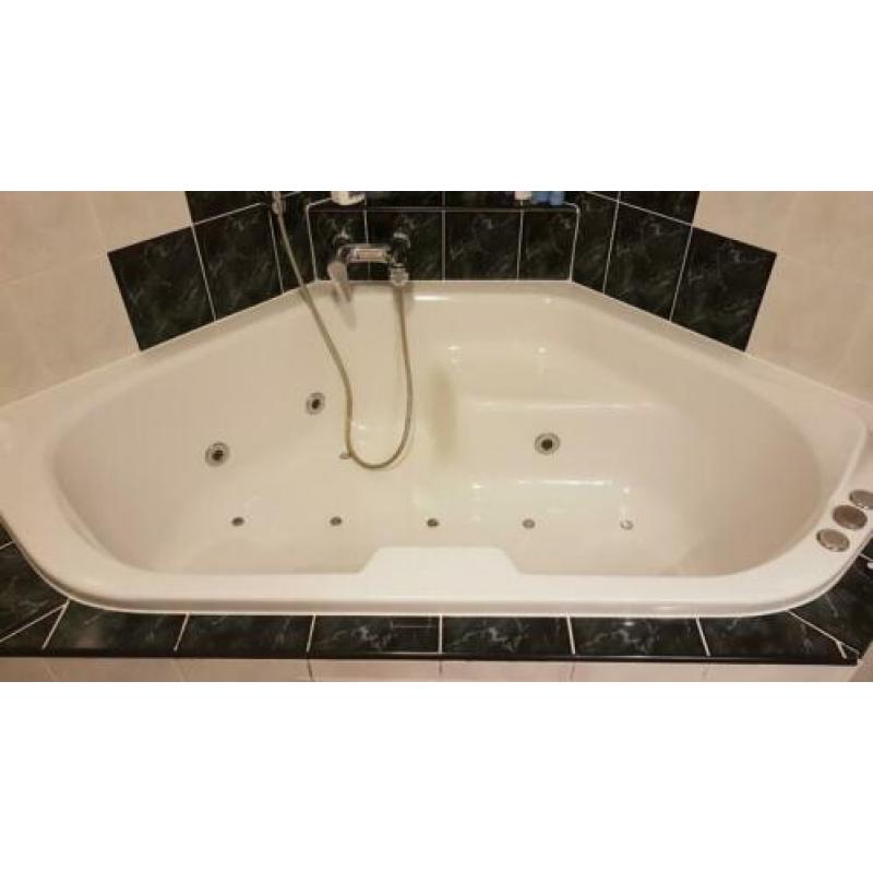 *** Compl. badkamer (toilet, hoekbad, badmeubel, douche) ***