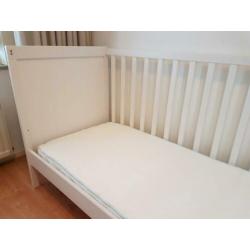 Ledikant wit Sundvik Ikea incl. matras