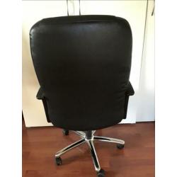 Luxe bureaustoel met zwart leren bekleding, verstelbaar.