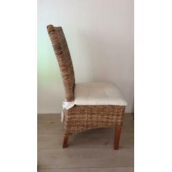 4 rieten stoelen incl. witte kussens