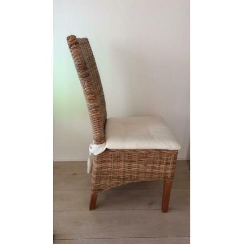 4 rieten stoelen incl. witte kussens