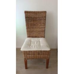 4 rieten stoelen incl. witte kussens