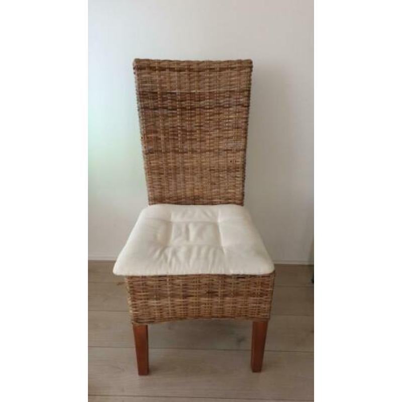4 rieten stoelen incl. witte kussens
