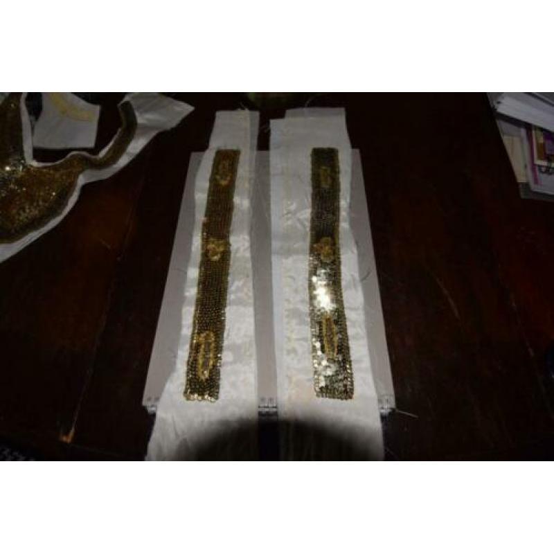 Opzetstuk gemaakt van gouden pailletten handwerk.