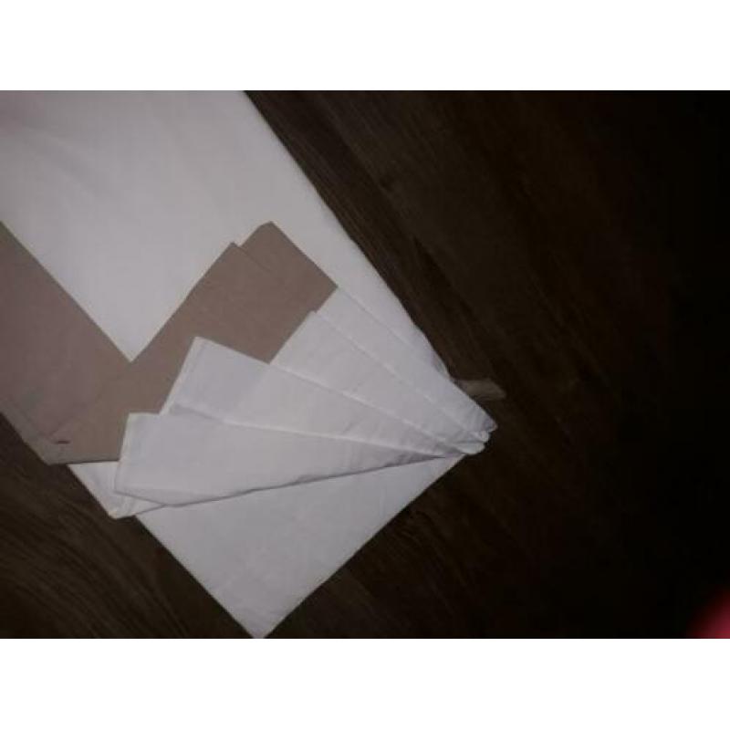 Witte hemel met taupe rand en strik