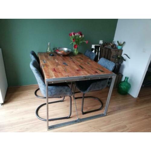 Eettafel met industriëel design