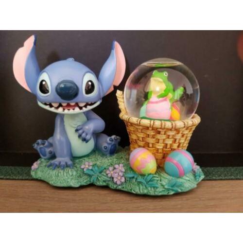 Stitch met glazen bol en paaseieren