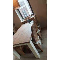 4 rieten stoelen incl. witte kussens