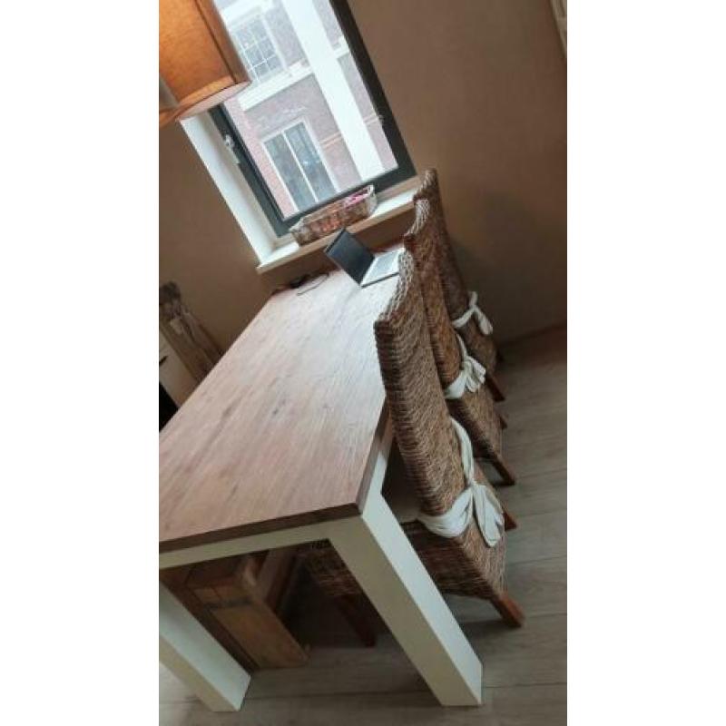 4 rieten stoelen incl. witte kussens