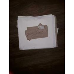 Witte hemel met taupe rand en strik