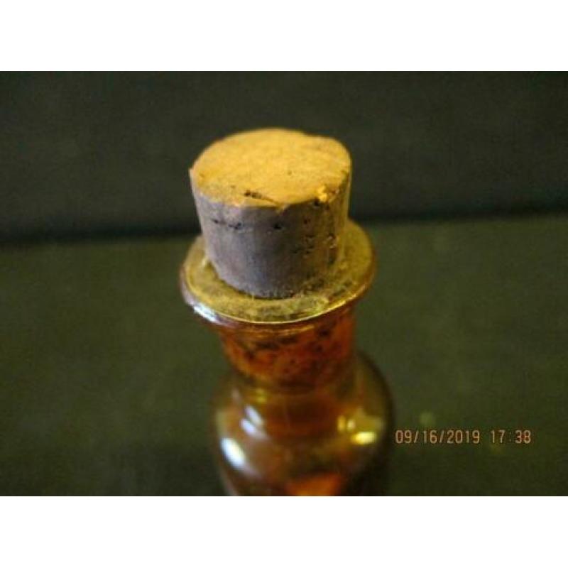 B-353 Antiek apotheekflesje met gehavend etiket