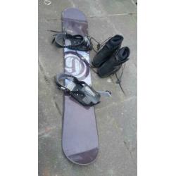 Snowboard met schoenen, maat 45.