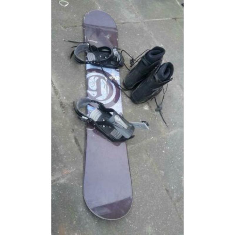 Snowboard met schoenen, maat 45.