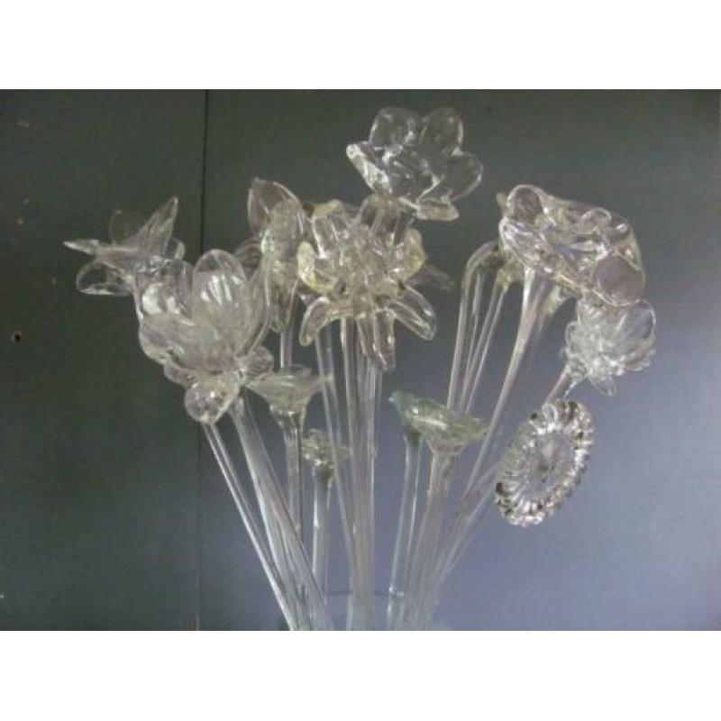 Vaas met achttien glazen Murano bloemen