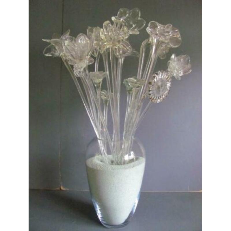 Vaas met achttien glazen Murano bloemen