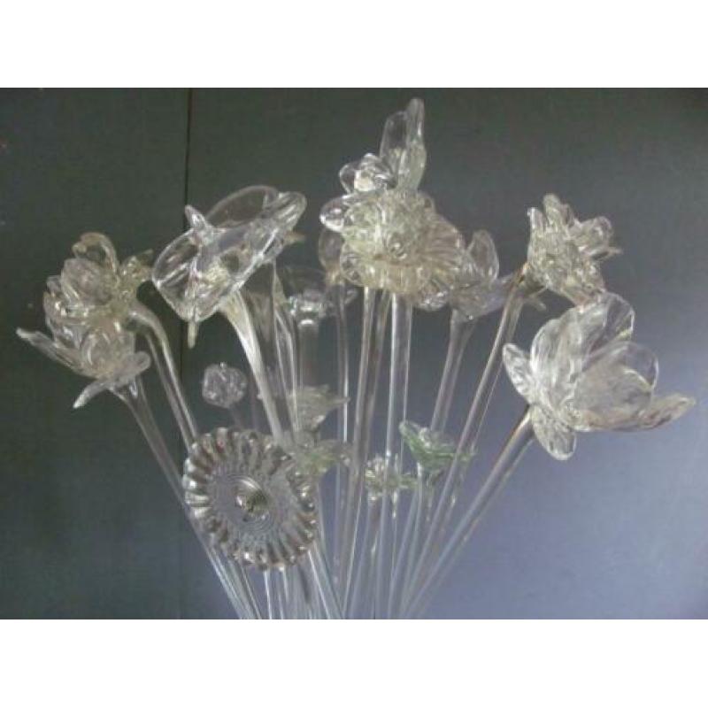 Vaas met achttien glazen Murano bloemen