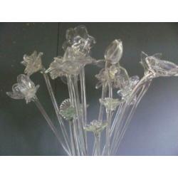 Vaas met achttien glazen Murano bloemen