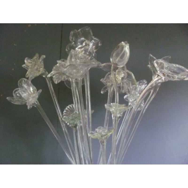 Vaas met achttien glazen Murano bloemen