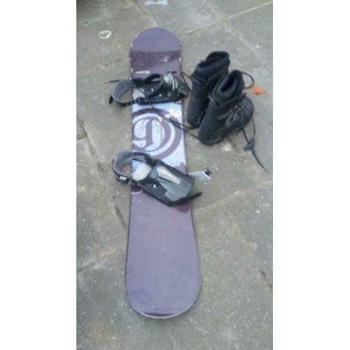 Snowboard met schoenen, maat 45.