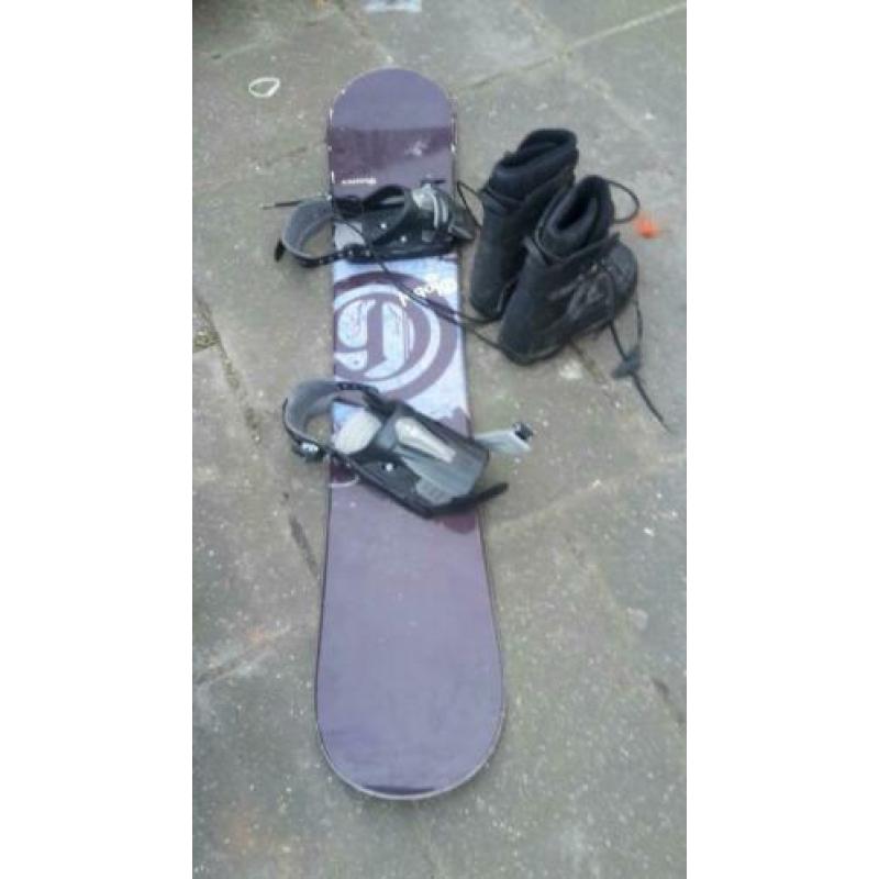 Snowboard met schoenen, maat 45.