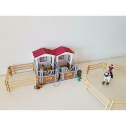 Schleich paardenboxen plus 19 paarden en toebehoren!!