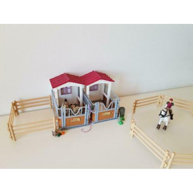 Schleich paardenboxen plus 19 paarden en toebehoren!!