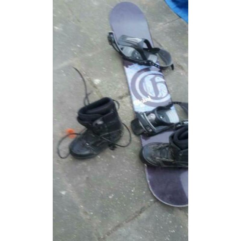 Snowboard met schoenen, maat 45.