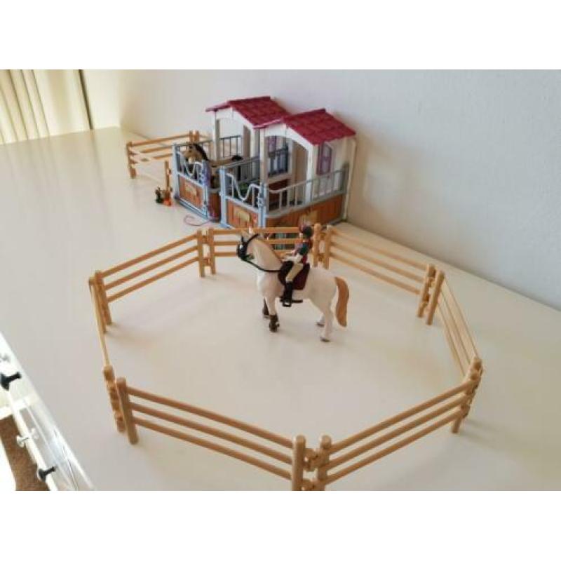 Schleich paardenboxen plus 19 paarden en toebehoren!!