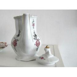 Oosters theepotje met goud , rood en grijs gedecoreerd