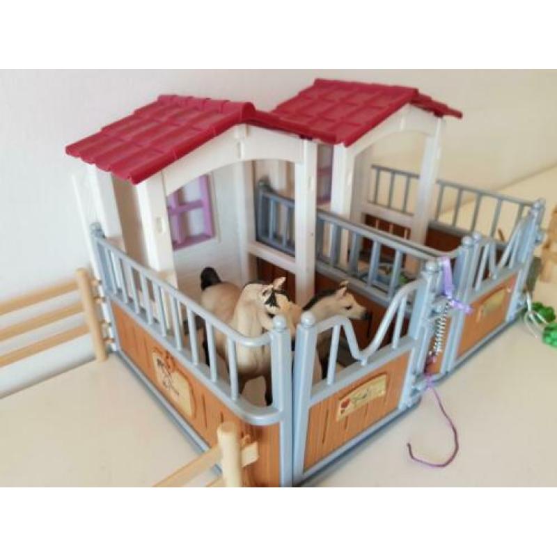 Schleich paardenboxen plus 19 paarden en toebehoren!!