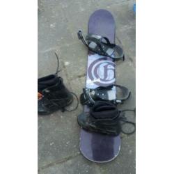 Snowboard met schoenen, maat 45.