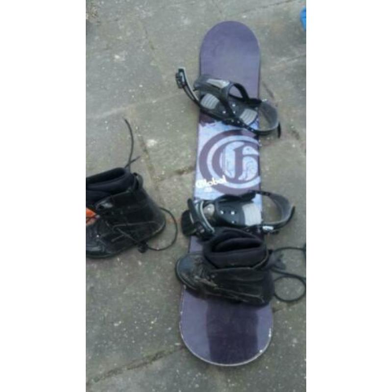 Snowboard met schoenen, maat 45.
