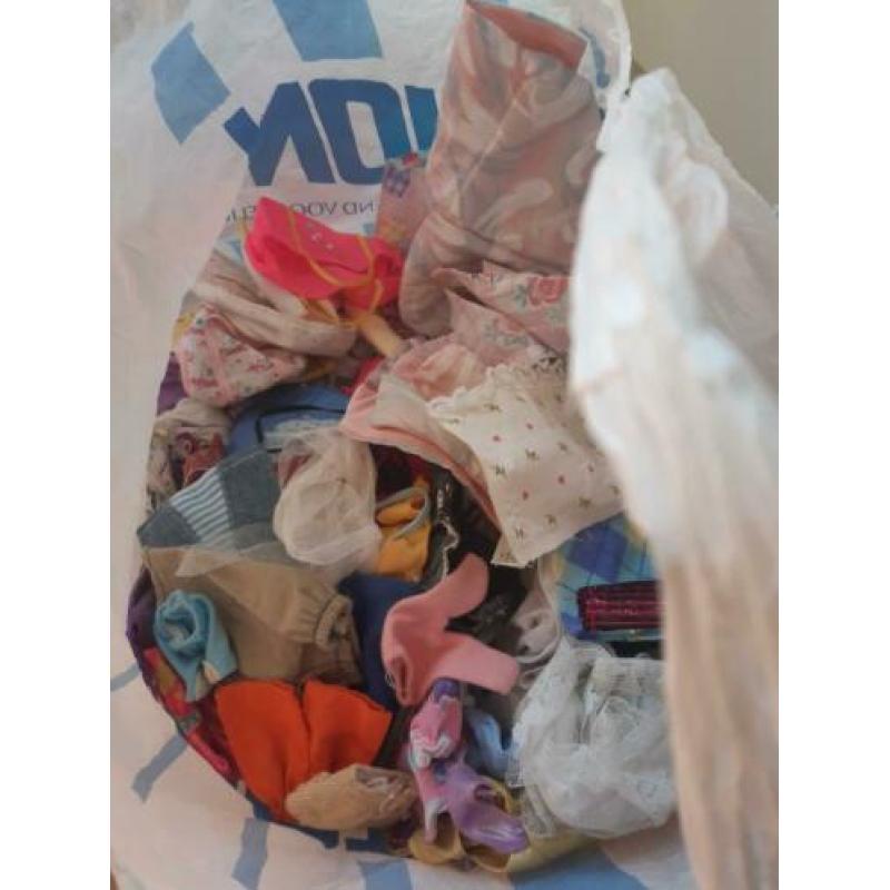 Veel barbies en spulletjes en honden creche