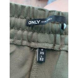 Only “leggingachtige” broek legergroen (maat XS)