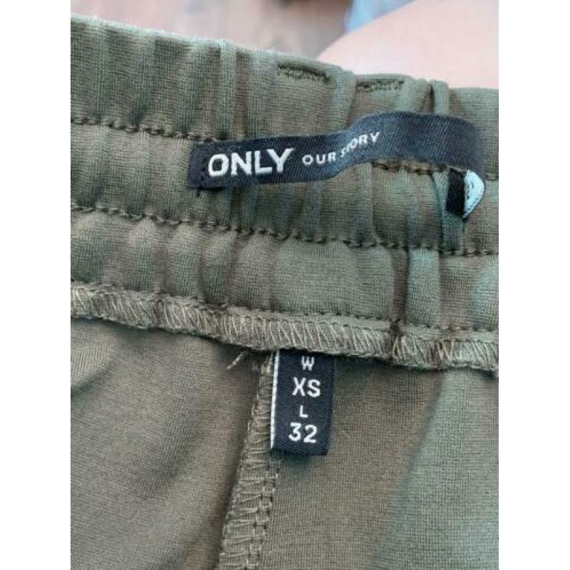 Only “leggingachtige” broek legergroen (maat XS)