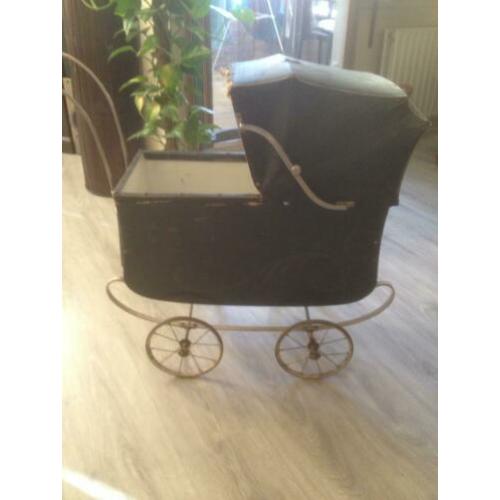Zeer oude poppenwagen