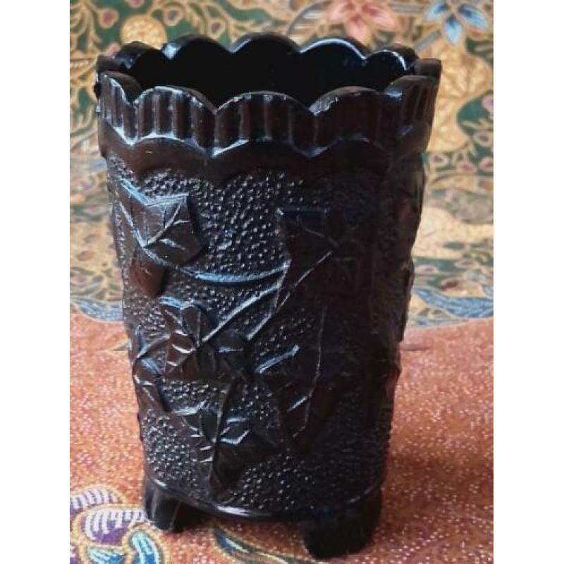 Oud vaasje of bekertje van glas uit Engeland 8,2 cm.