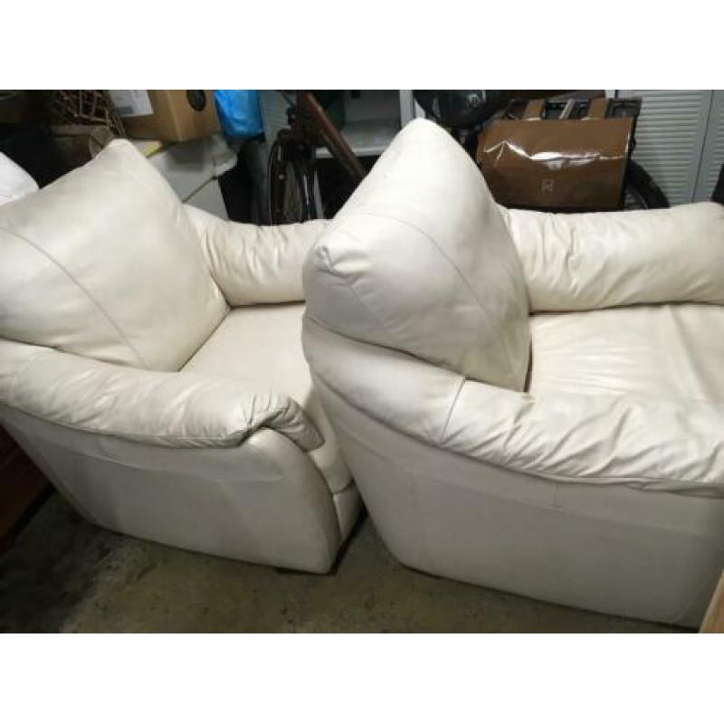 2 leren stoelen en 1 bank Ikea type Alvros
