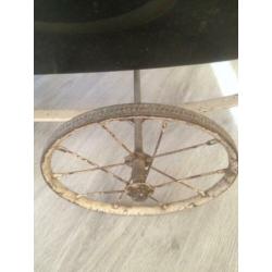Zeer oude poppenwagen