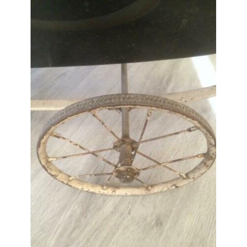 Zeer oude poppenwagen