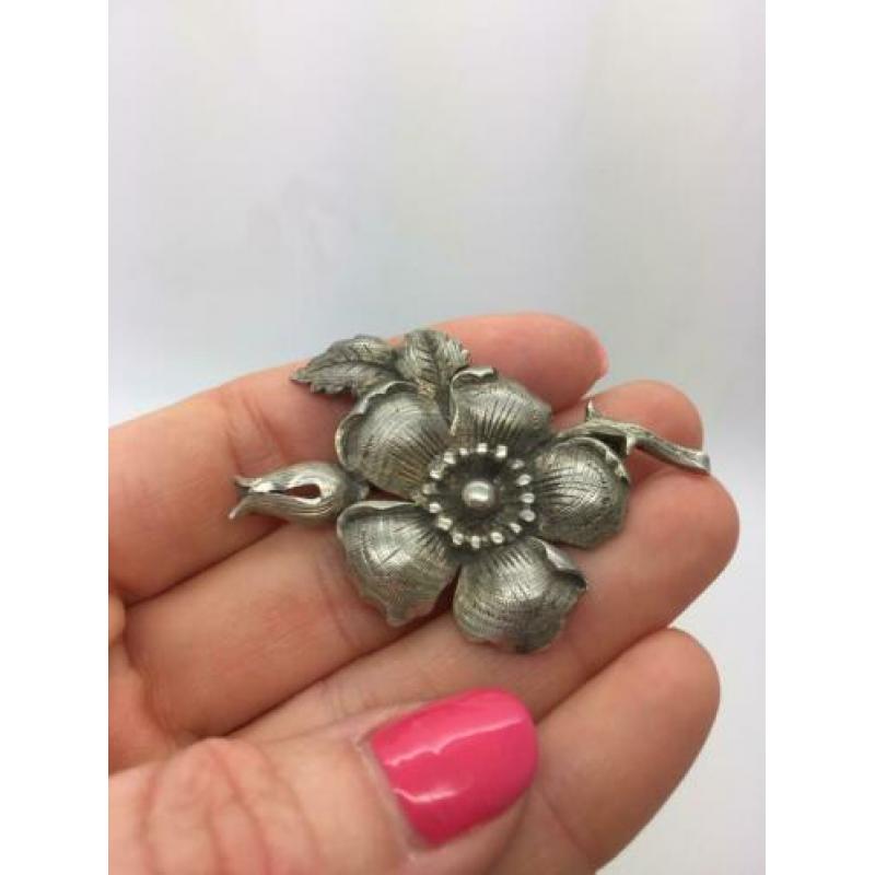 H683 Prachtige antieke zilveren broche bloem