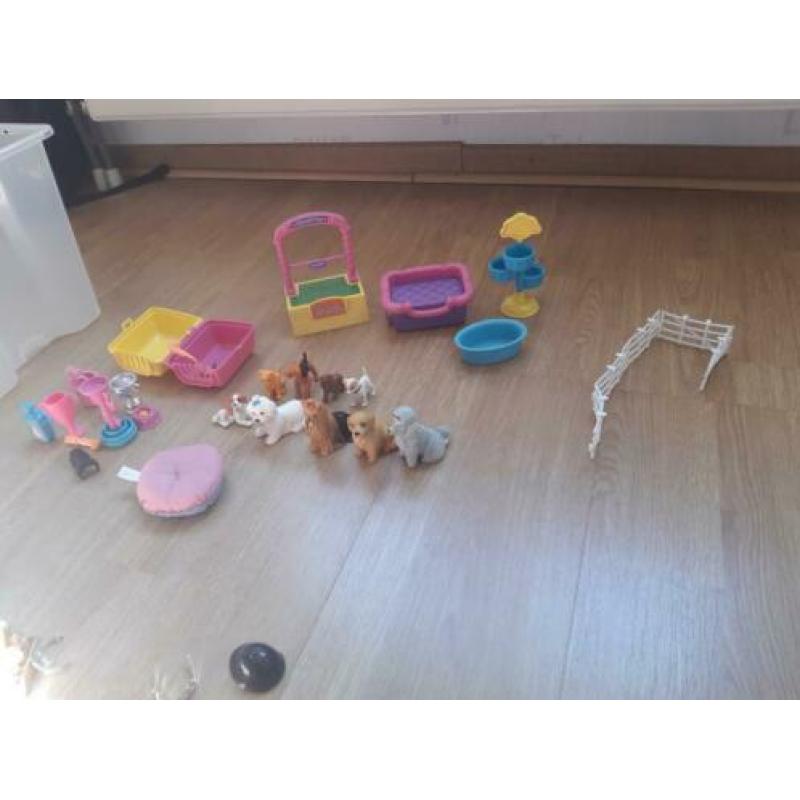 Veel barbies en spulletjes en honden creche