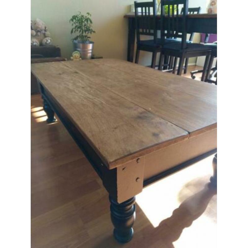Massief houten salontafel, met laatje.